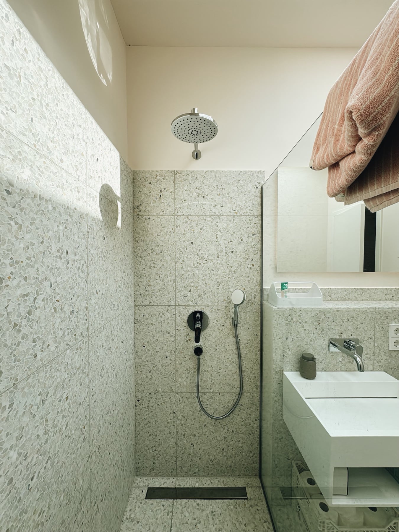 Das Bad mit Dusche im Obergeschoss
