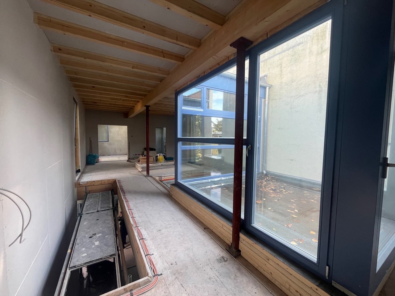 Das Obergeschoss im Rohbau, Fenster zum Atrium