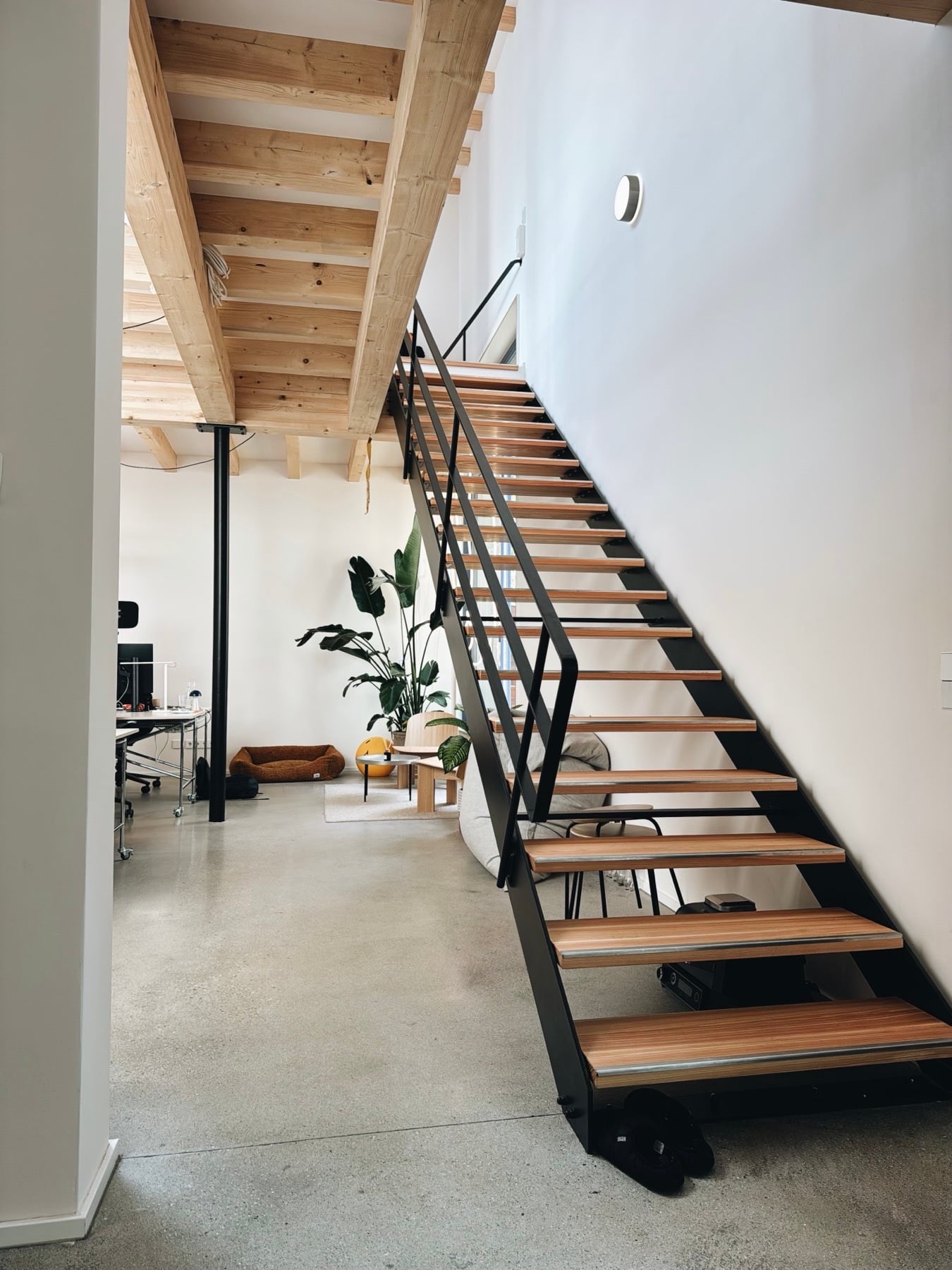 Die Treppe ins Loft, Stahl und Holz, Balken darüber