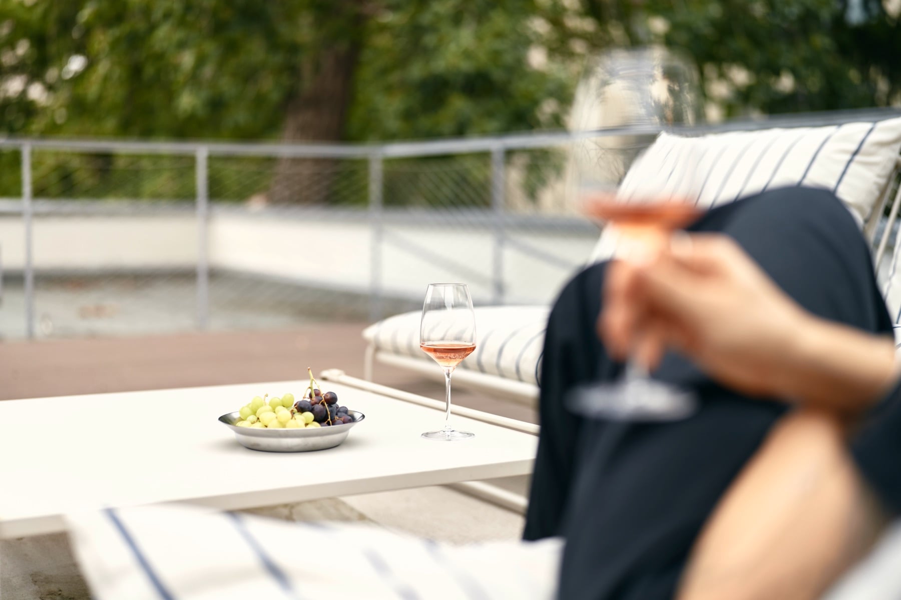 Gast mit Rosé auf der Dachterrasse