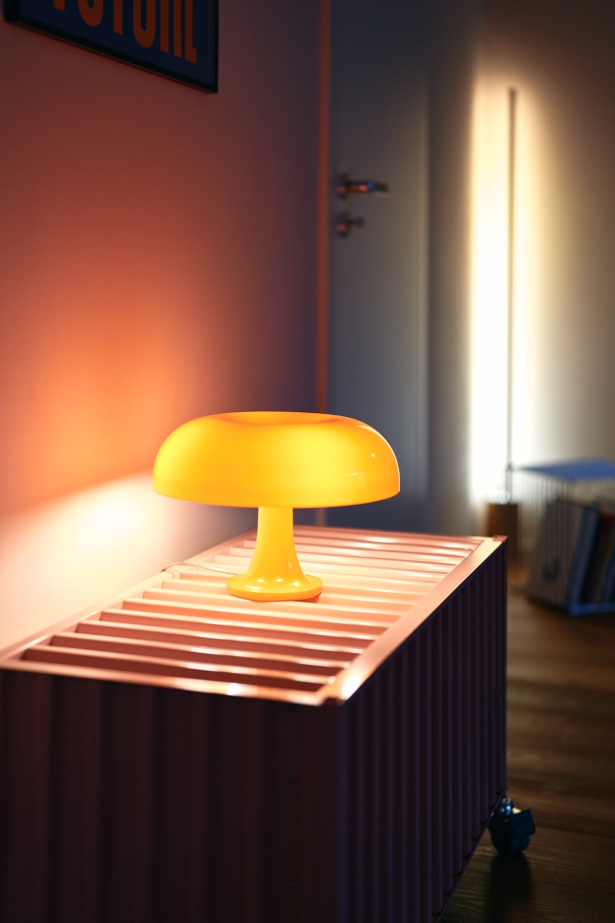 Gelbe Tischlampe auf dem Sideboard, warmes Licht