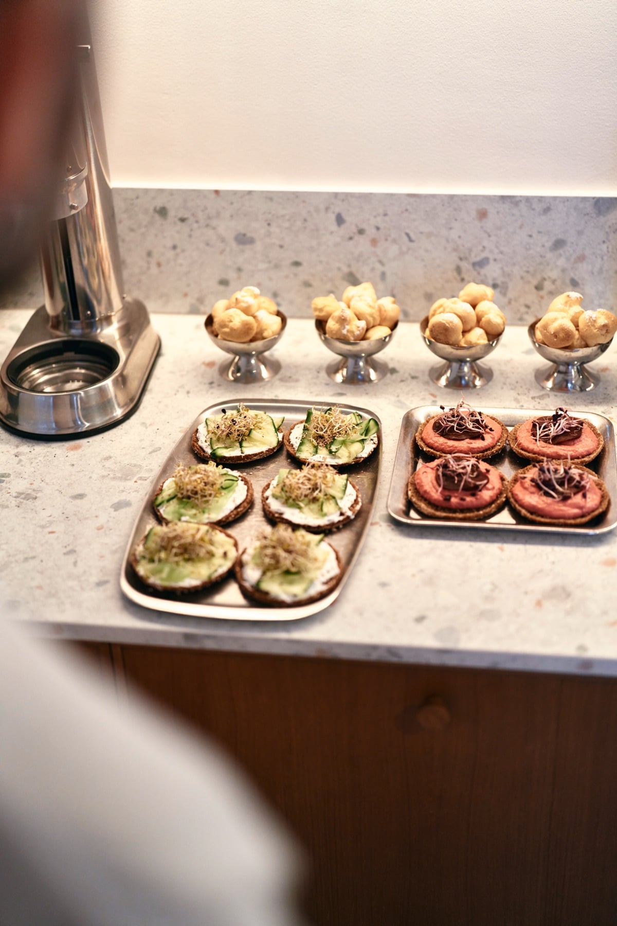 Tabletts mit Canapés und Dessert auf der Theke