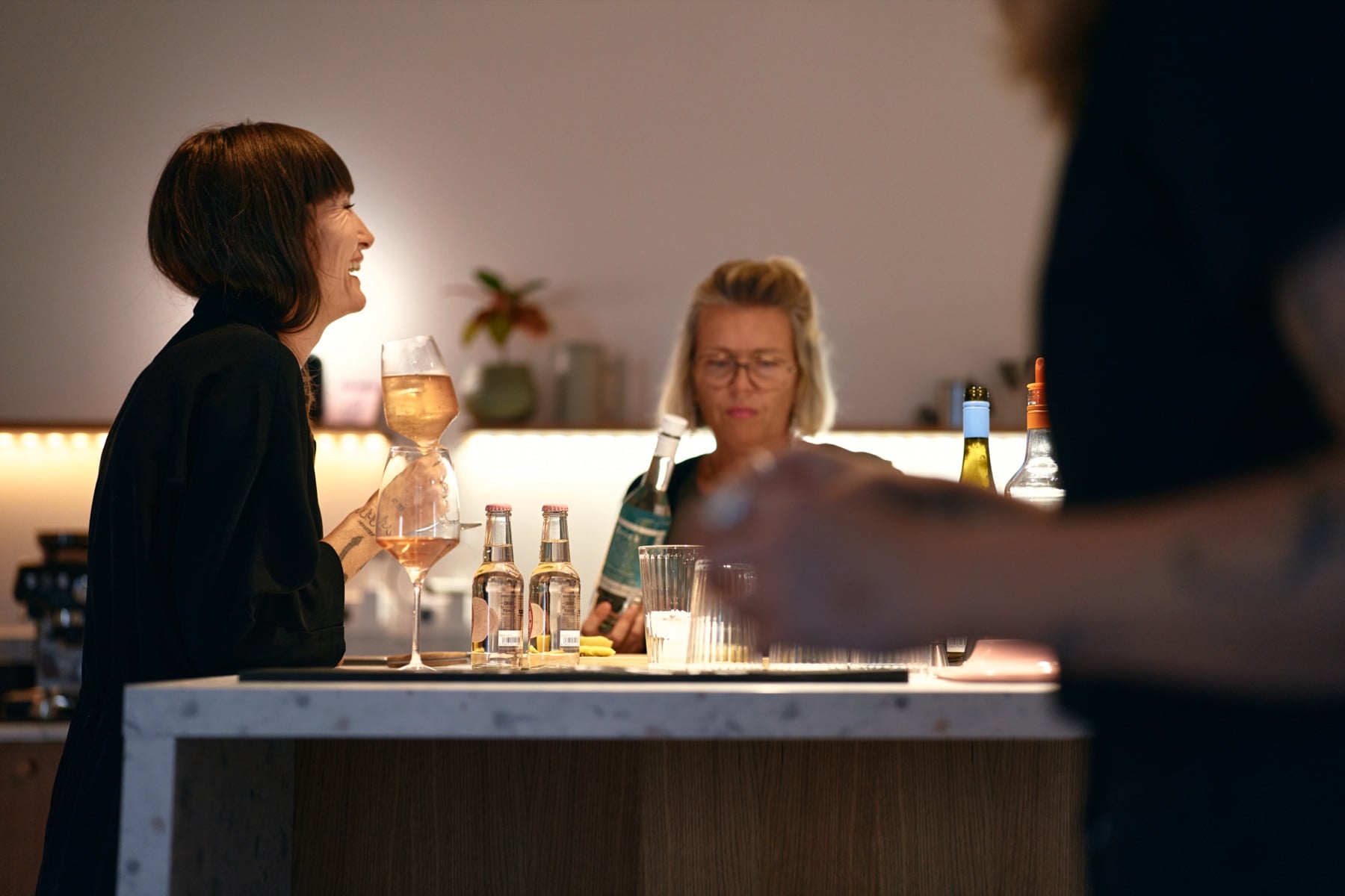 Zwei Gäste an der Bar