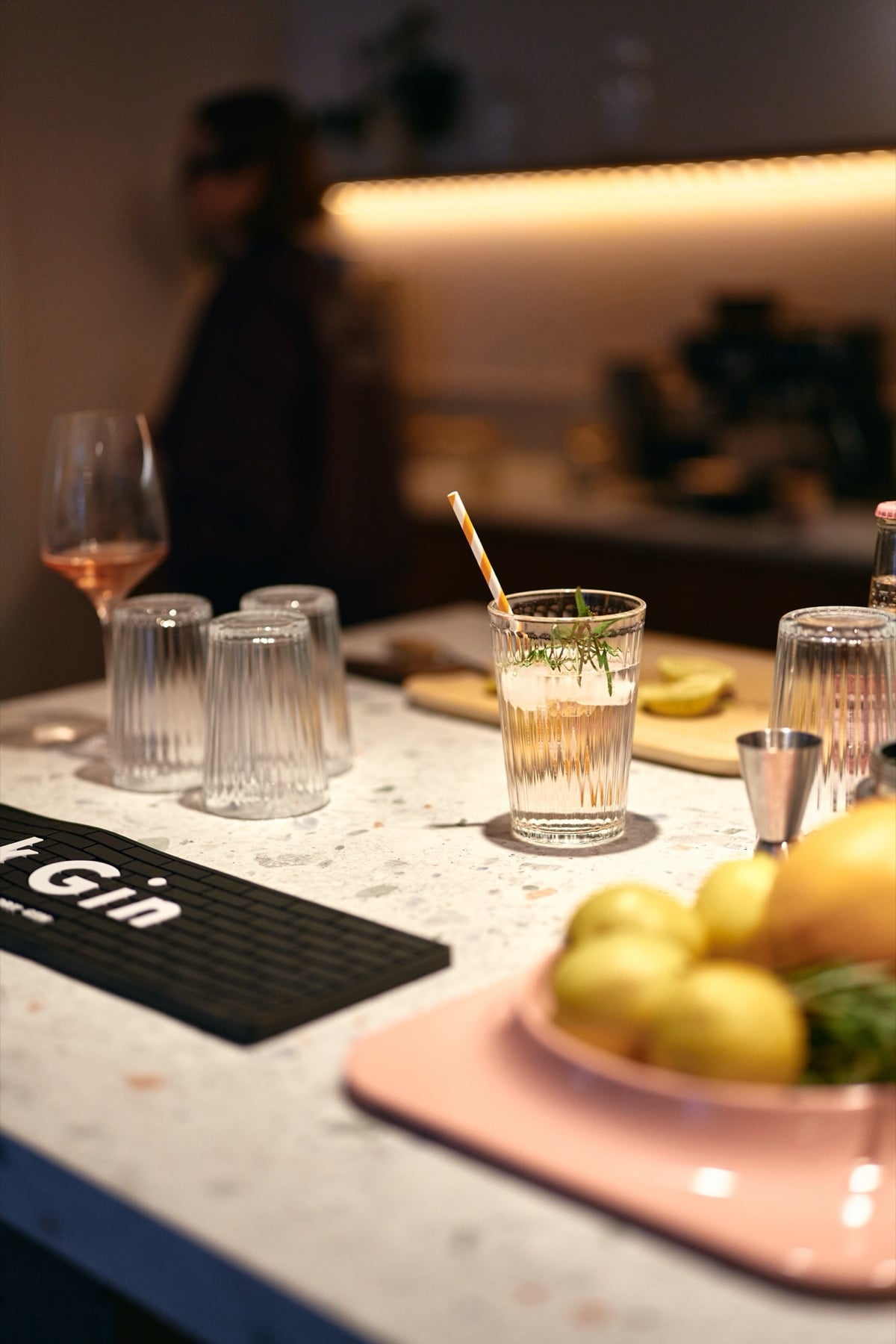 Bar mit Obst und Drinks