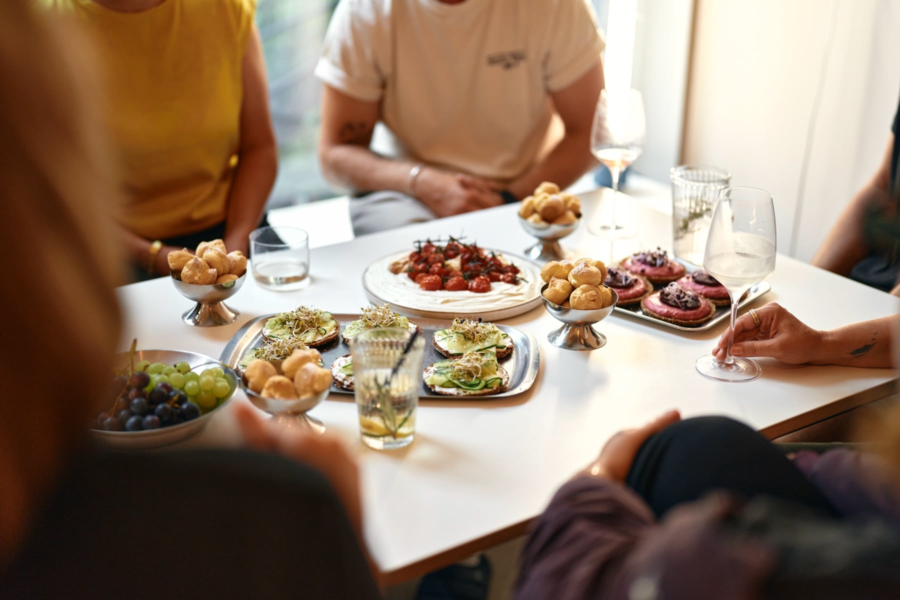 Die lange Tafel mit Gästen und Essen