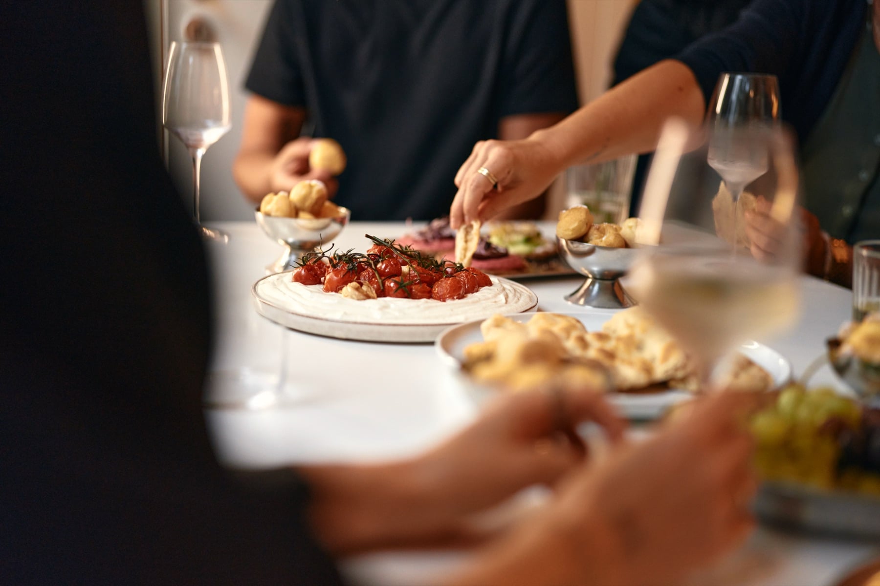 Hände greifen über die Tafel nach Essen