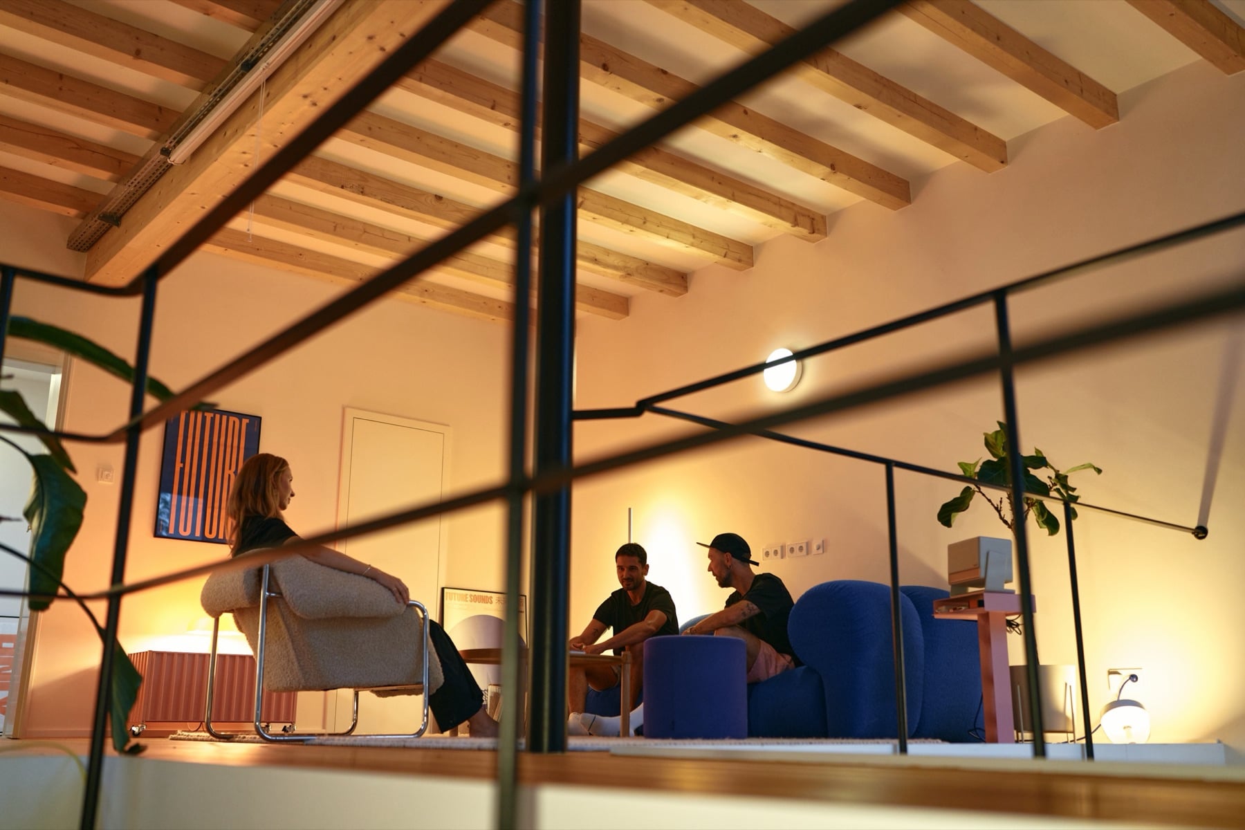 Das Loft am Abend mit Gästen im Gespräch