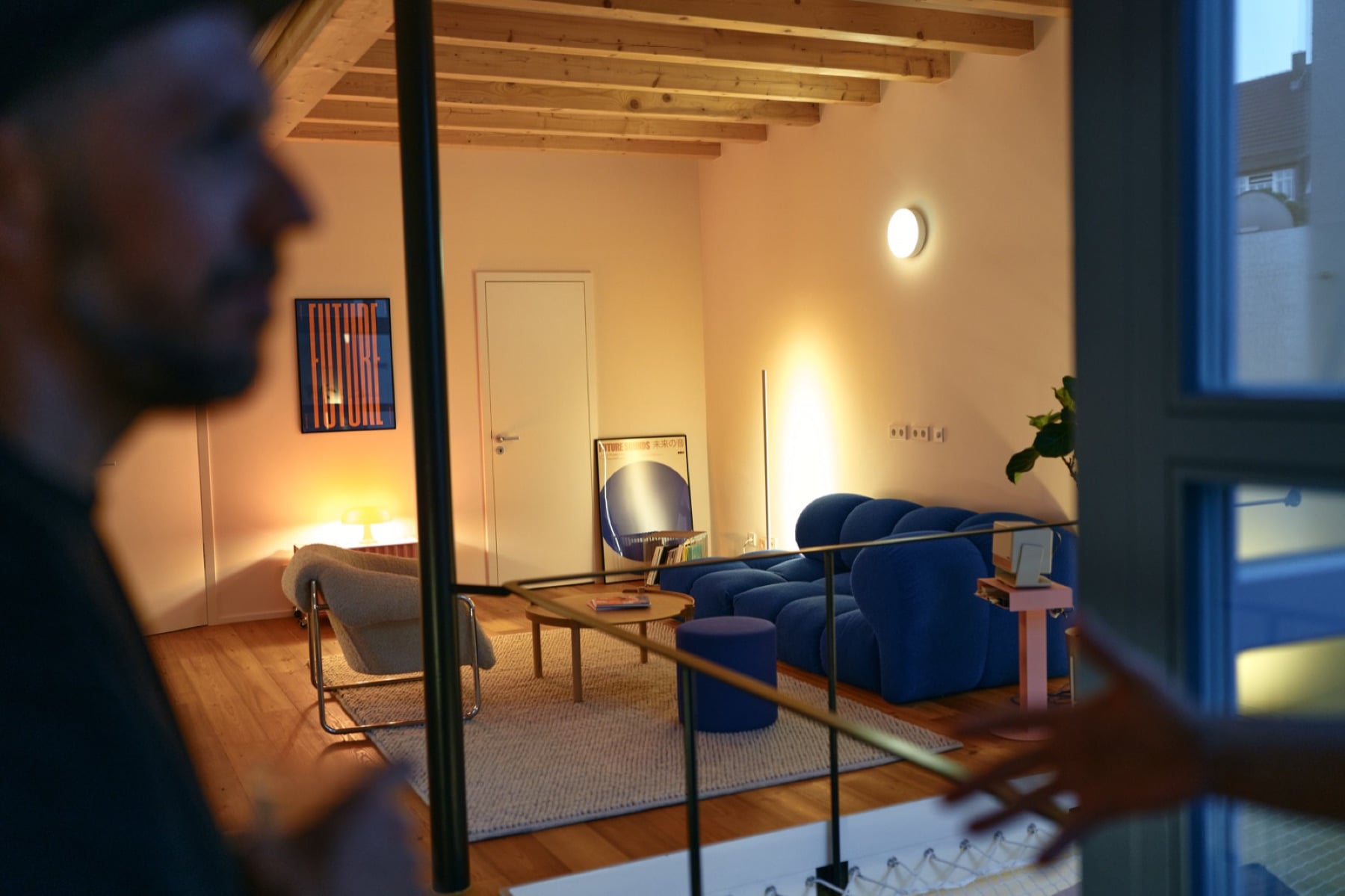 Das Loft am Abend mit Sofa und warmem Licht