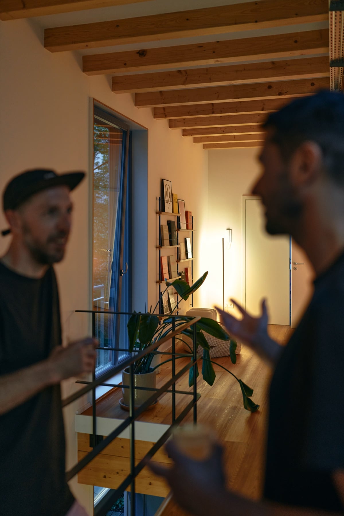 Zwei Gäste im Gespräch auf der Galerie