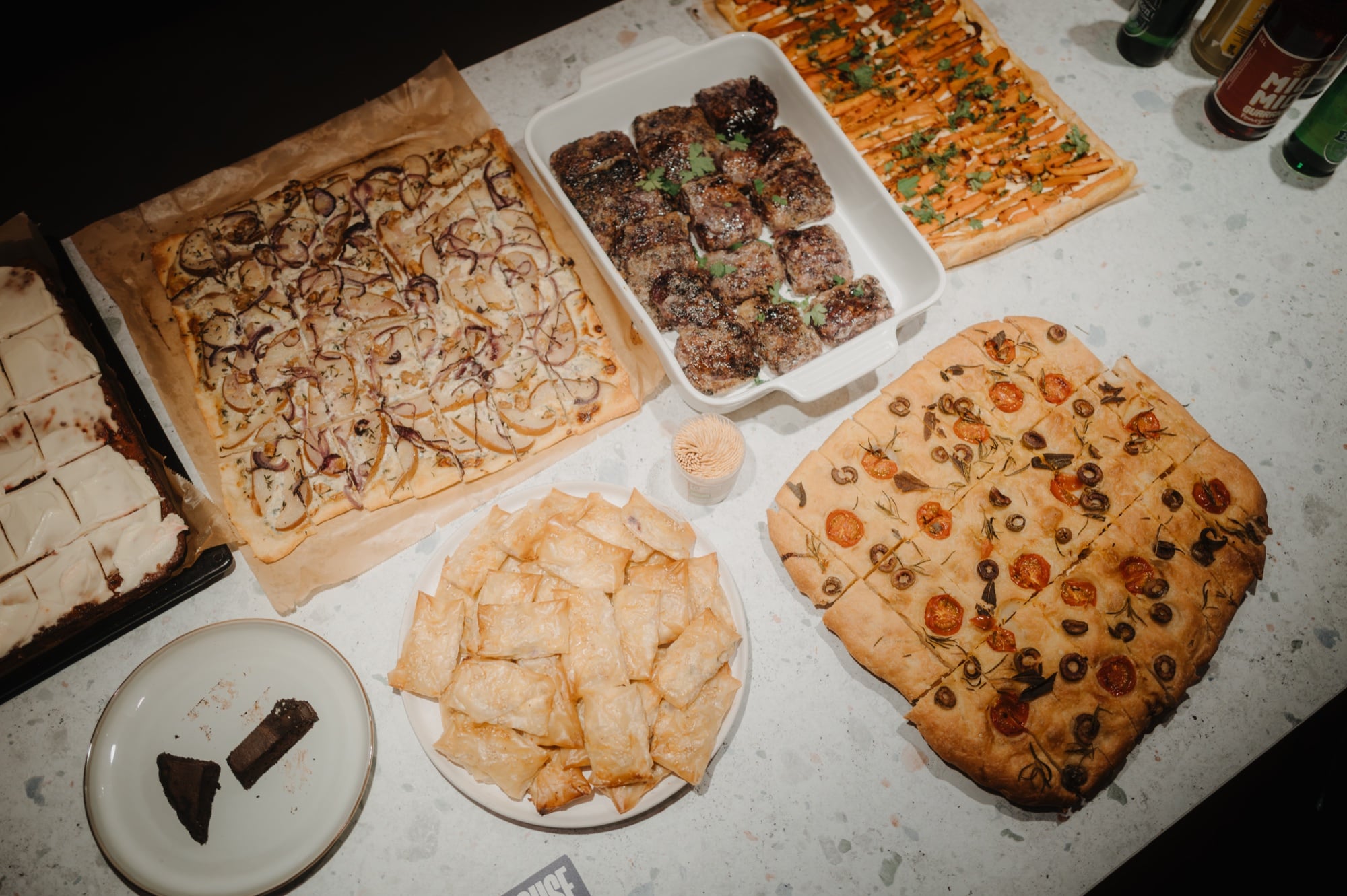 Focaccia und Fingerfood auf der Theke