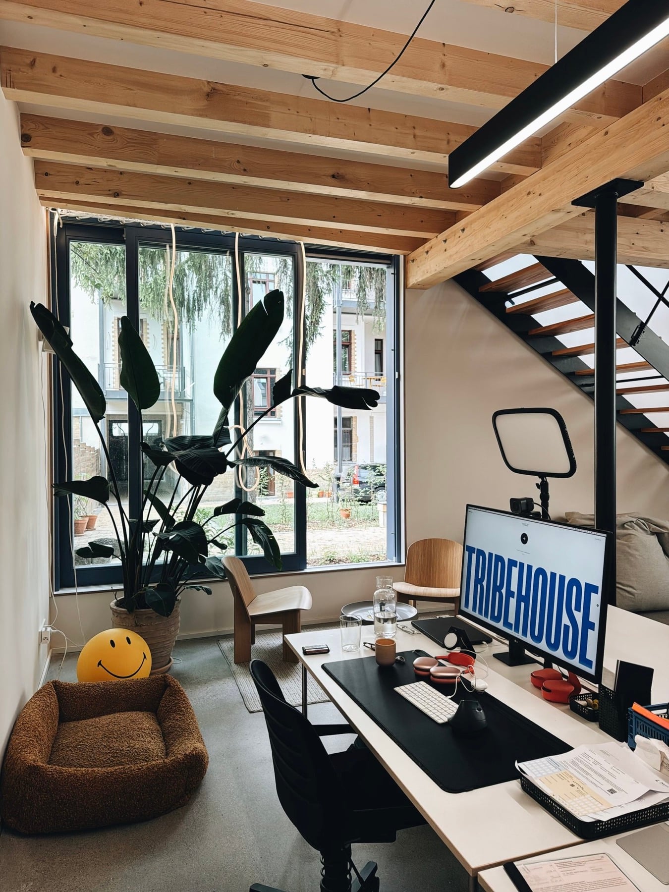 Schreibtisch mit tribehouse-Screen