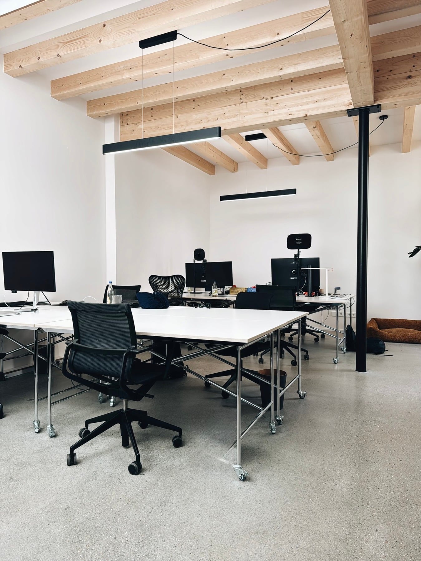 The focus floor on the ground floor: tables, monitors, timber beams