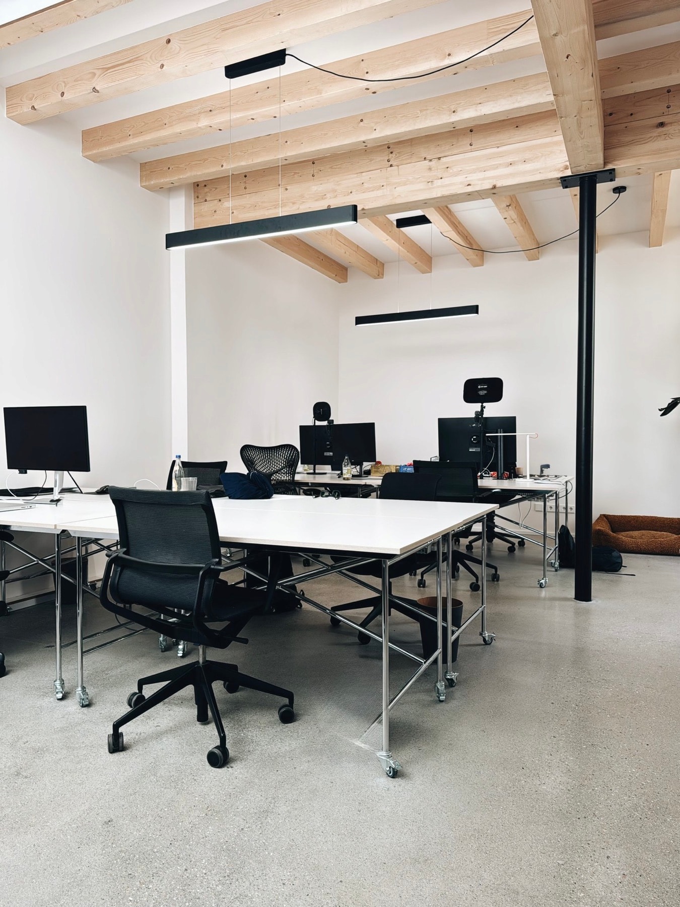 The focus floor on the ground floor: tables, monitors, timber beams