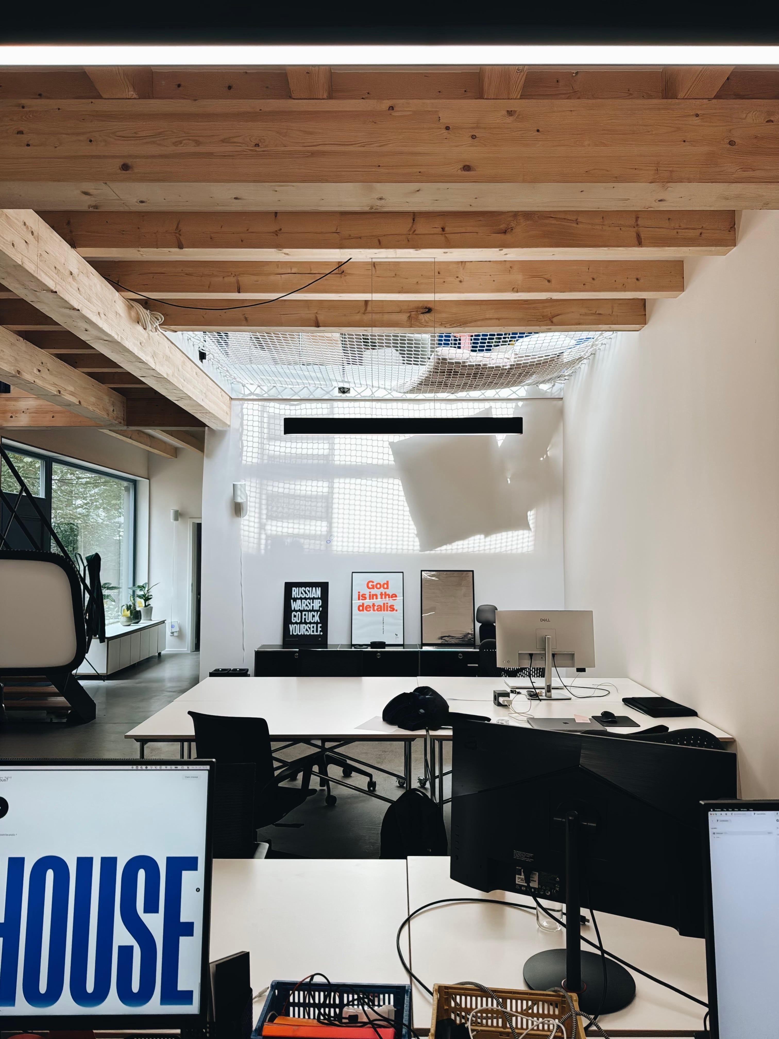 Loft mit Netz, Postern und Tischen