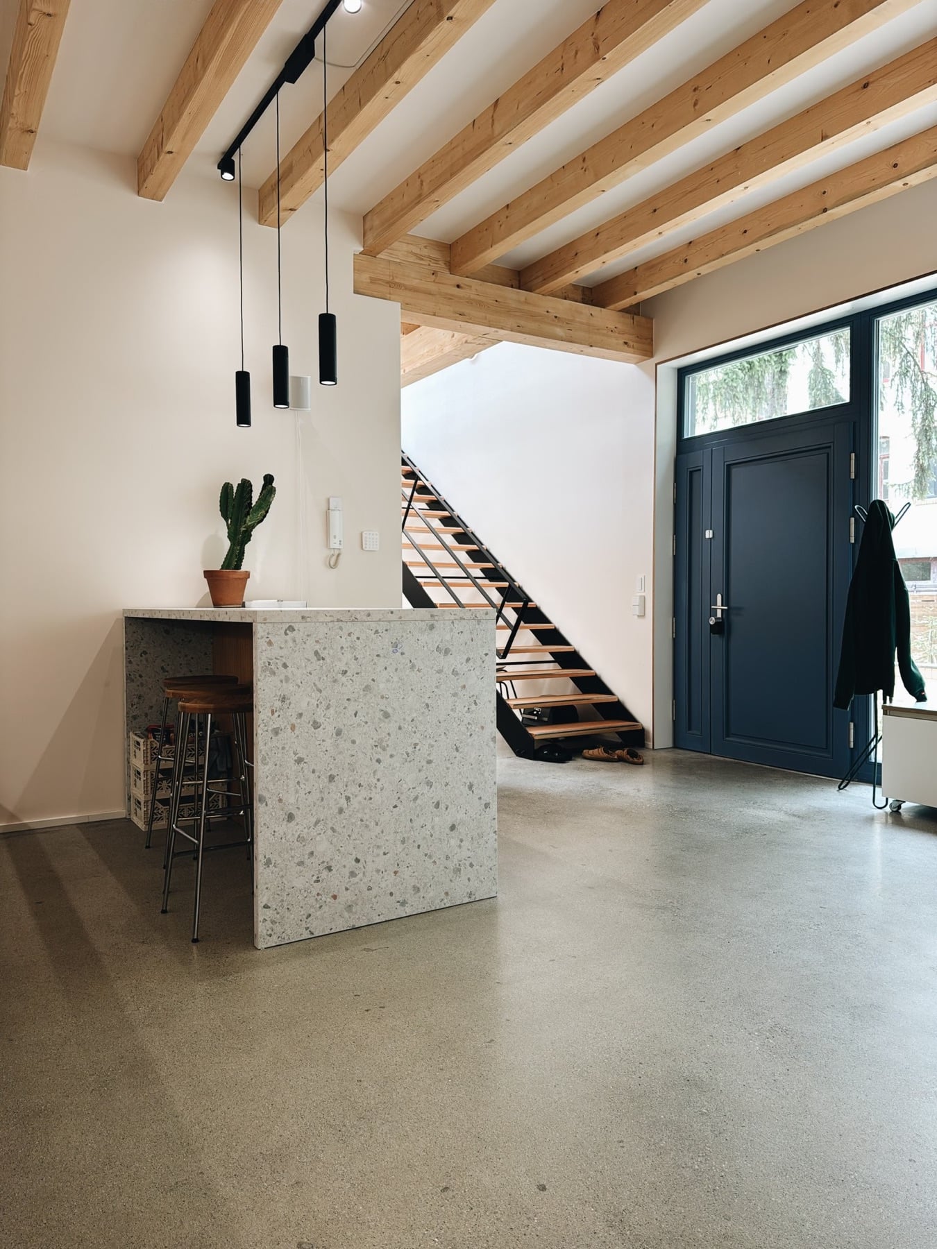 Das Erdgeschoss mit Küchenzeile, Treppe und der blauen Tür